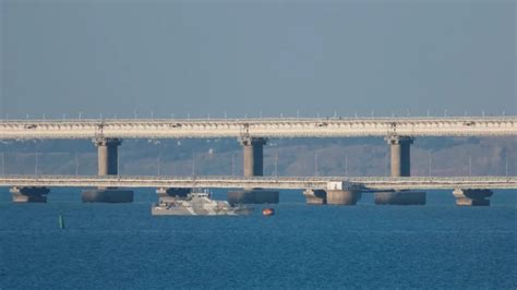 Mueren dos personas en ataque a puente vital que une a Crimea con Rusia